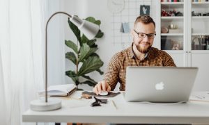 Scopri di più sull'articolo Arredare il tuo ufficio domestico con uno stile minimal: guida e consigli