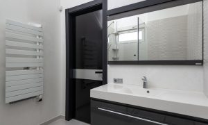 Scopri di più sull'articolo Idee e suggerimenti per progettare un bagno in bianco e nero
