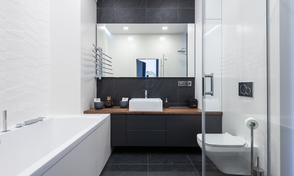 bagno bianco e nero con legno