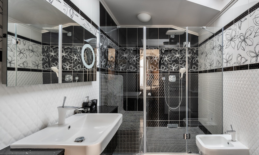bagno elegante nero e bianco
