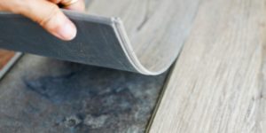 Scopri di più sull'articolo Piastrelle vecchie e usurate in una casa in affitto? Ecco come coprirle senza spendere troppo