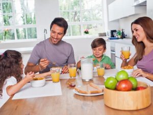 famiglia in cucina