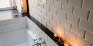 Scopri di più sull'articolo Come pulire le piastrelle del bagno: strumenti e prodotti