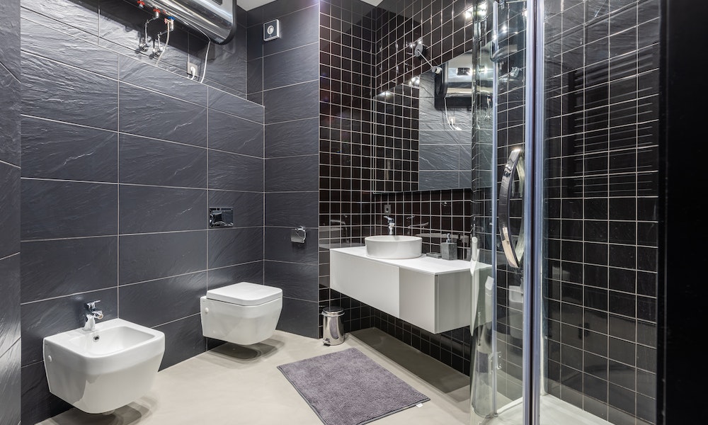 piastrelle nere del bagno