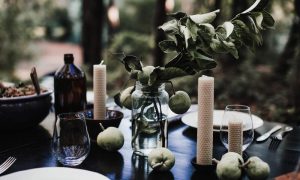 Scopri di più sull'articolo Apparecchiare in giardino: idee per una tavola estiva