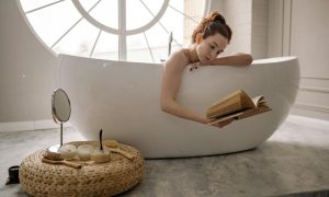 Scopri di più sull'articolo Vasca da bagno sotto la finestra: pro e contro